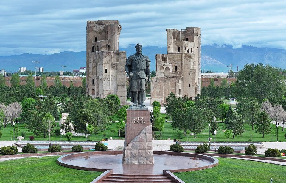 Памятник Тимуру и руины Ак-Сарая, Шахрисабз